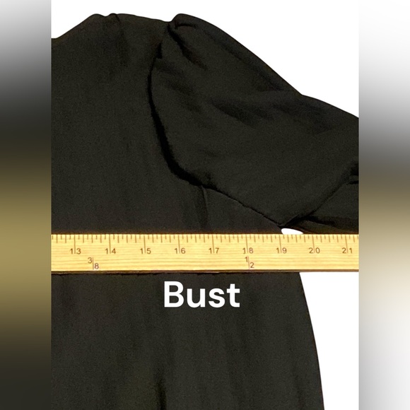 Black Cocktail dress with 3/4 Bishop Sleeves and Crew Neck
Closet - Picture 7 of 8